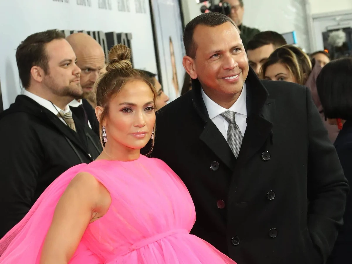 "Powiedziała: tak" - obwieścił światu Alex Rodriguez, świeżo upieczony narzeczony Jennifer Lopez! Piosenkarka i aktorka oraz były baseballista zamieścili na swoich instagramowych profilach tę samą fotografię, na której widać ich dłonie i prawdziwie spektakularny pierścionek na palcu Lopez!