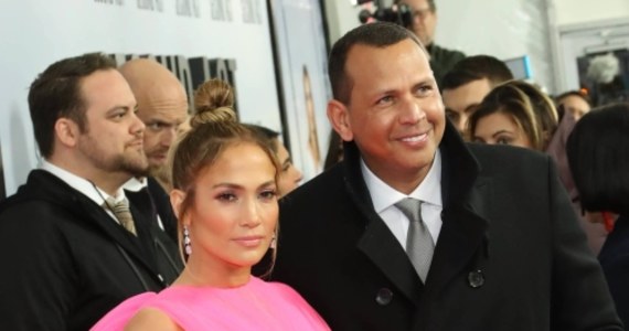 "Powiedziała: tak" - obwieścił światu Alex Rodriguez, świeżo upieczony narzeczony Jennifer Lopez! Piosenkarka i aktorka oraz były baseballista zamieścili na swoich instagramowych profilach tę samą fotografię, na której widać ich dłonie i prawdziwie spektakularny pierścionek na palcu Lopez!