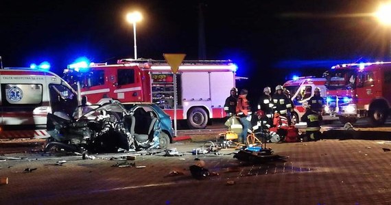 Jedna osoba zginęła, a pięć zostało rannych w wyniku zderzenia trzech samochodów koło Malichowa, na drodze wojewódzkiej z Dobrodzienia do Olesna na Opolszczyźnie.