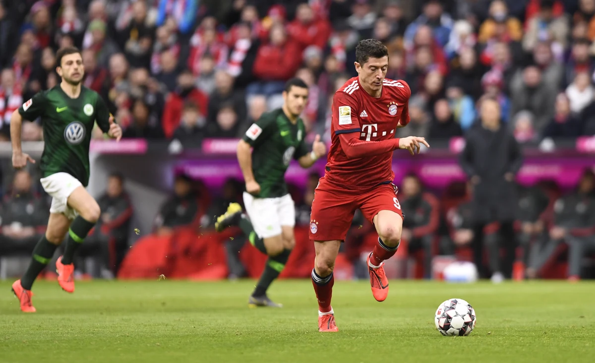 Robert Lewandowski jest dumny z pobicia należącego dotąd do Claudio Pizarro rekordu liczby goli zdobytych w Bundeslidze przez zawodników spoza Niemiec. "To coś szczególnego" - przyznał zawodnik Bayernu Monachium.