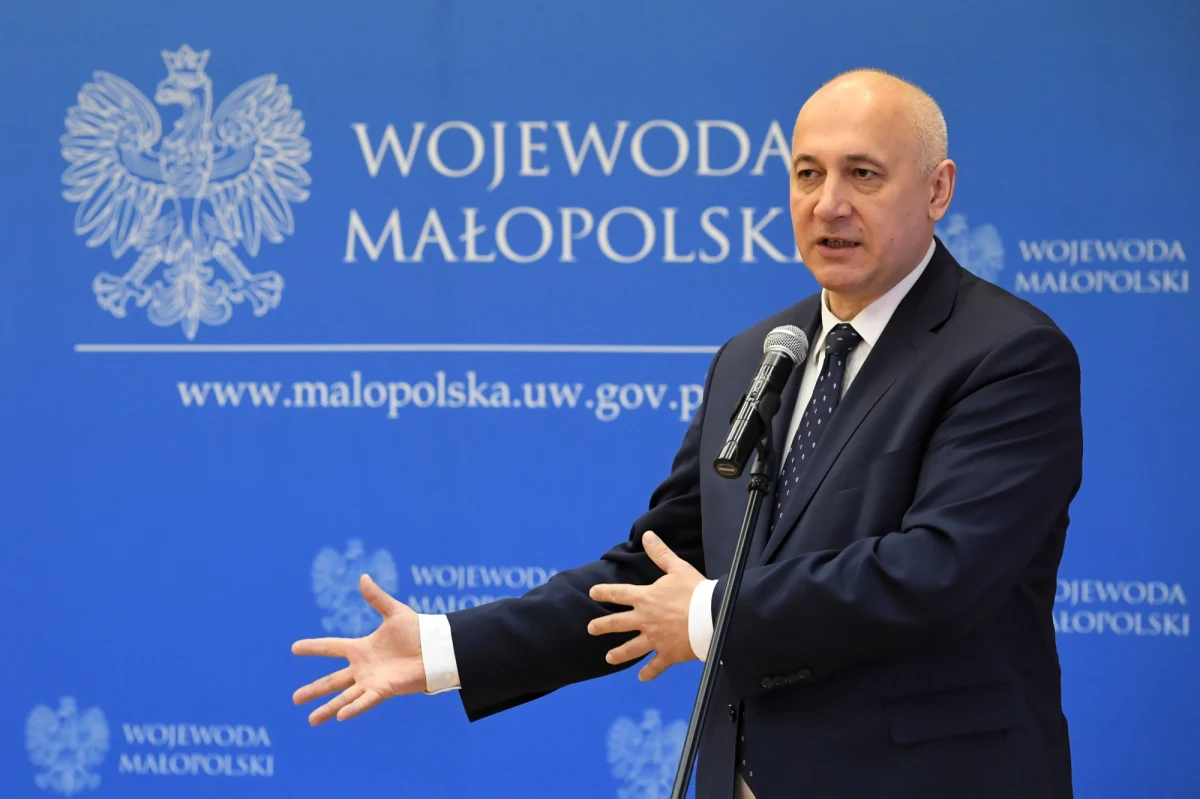 "W określonych okolicznościach, np. w przypadku współpracy byłego funkcjonariusza SB z ówczesną opozycją, to naturalne, że świadczenie zostanie mu przywrócone" - zaznaczył na Twitterze szef MSWiA Joachim Brudziński. Minister odniósł się w ten sposób do publikacji "Gazety Wyborczej", która na swej stronie napisała o niedawnym wyroku warszawskiego sądu okręgowego.