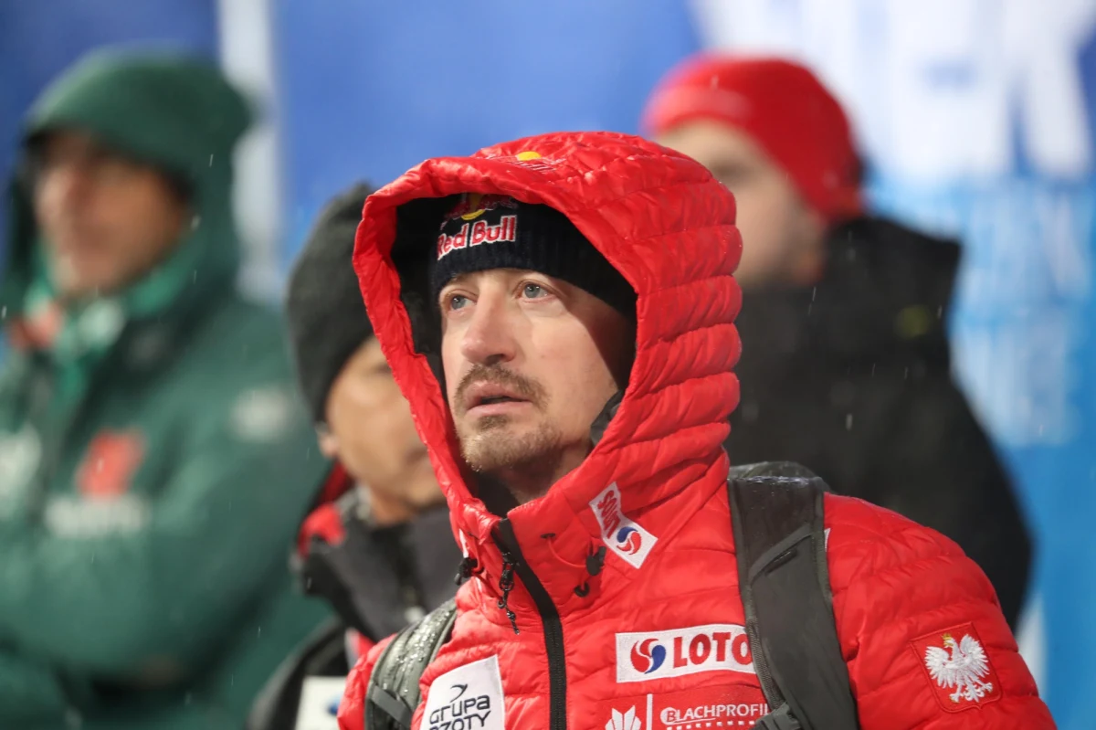 "Dla nas te zawody były nieudane, najgorsze w sezonie. Nie mieliśmy reprezentanta w pierwszej dziesiątce" - napisał na Facebooku Adam Małysz, oceniając niedzielny konkurs Pucharu Świata w skokach narciarskich w norweskim Oslo.