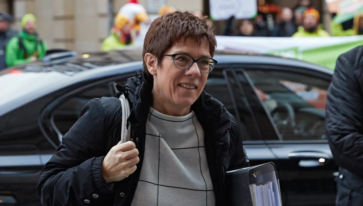 ​Liderka niemieckiego CDU Annegret Kramp-Karrenbauer sprzeciwia się budowie europejskiego superpaństwa. "Odnowa Europy nie powiedzie się bez państw narodowych, to one tworzą demokratyczną praworządność i tożsamość" - zaznaczyła następczyni Angeli Merkel, odpowiadając na apel prezydenta Francji Emmanuela Macrona.