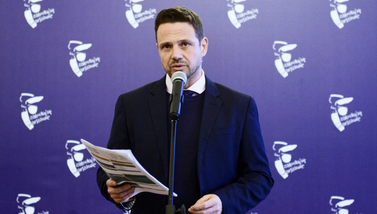 PiS opowiada bzdury o rzekomych planach deprawowania dzieci, podczas gdy chodzi o rozmowę o tolerancji; to właśnie przez tak prowadzoną populistyczną, cyniczną i nieprawą politykę, temperatura sporu w Polsce jest tak nieznośnie wysoka - napisał w niedzielę prezydent Warszawy Rafał Trzaskowski.