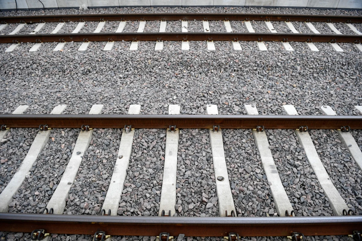 Wielkie opóźnienia pociągów w związku z awarią trakcji na Mazowszu. Z powodu zerwanej w okolicach Nasielska sieci zapanował chaos na trasie kolejowej z Warszawy w kierunku Trójmiasta. 