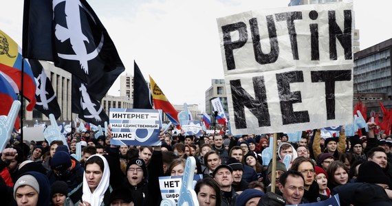 Co najmniej 10 tysięcy uczestników zgromadził w Moskwie wiec przeciwko przyjmowanym w parlamencie przepisom przewidującym możliwość izolowania rosyjskiego segmentu internetu od globalnej sieci. Wiec zorganizowała niezarejestrowana Partia Libertariańska.