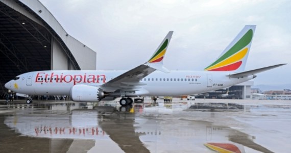 Władze chińskie poleciły krajowym przewoźnikom lotniczym zawieszenie eksploatacji samolotów Boeing 737 Max - poinformowała w poniedziałek państwowa chińska organizacja medialna Caijing. Maszyna tego typu rozbiła się w niedzielę w Etiopii. Zginęło 157 osób w tym dwójka Polaków. Na podobny krok zdecydowały się Ethiopina Airlines. 