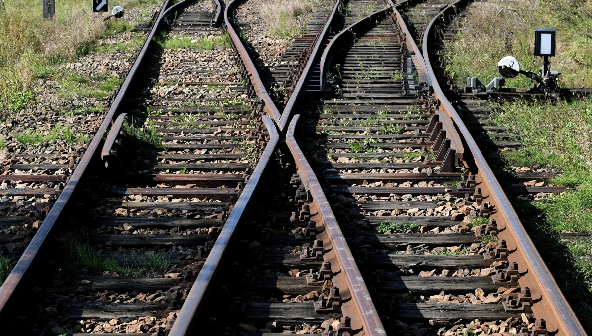 Poważne utrudnienia kolejowe w Śląskiem. Gdzieniegdzie przejazd jest zablokowany. Z kolei odblokowano już trasę z Warszawy do Trójmiasta - kolejarzom udało się naprawić trakcję koło Nasielska. Wczoraj na odcinku z Modlina do Gąsocina pociągi dalekobieżne, w tym pendolino były przeciągane przez lokomotywy spalinowe. I wieczorem składy miały nawet 7 godzin opóźnienia. To jednak nie oznacza końca problemów.