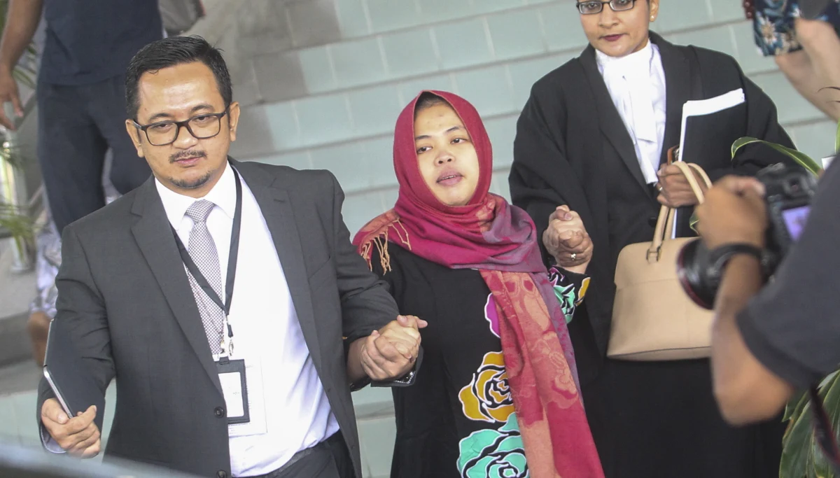 Malezyjski wymiar sprawiedliwości zwolnił z aresztu 26-letnią Indonezyjkę Siti Aisyah, która była jedną z dwóch współoskarżonych o zabójstwo Kim Dzong Nama w lutym 2017 roku. Przyrodni brat przywódcy Korei Północnej Kim Dzong Una został otruty na lotnisku.