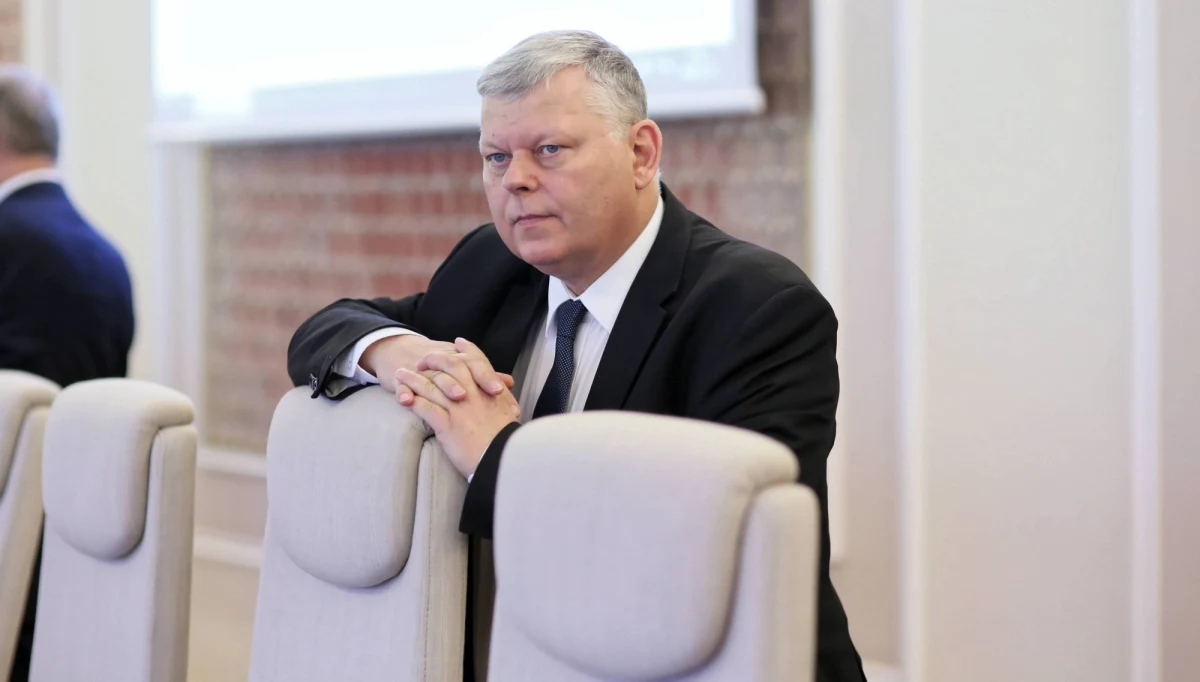 ​Szef gabinetu politycznego premiera Marek Suski uważa, że pensje nauczycieli nie są zbyt niskie. Stwierdził nawet, że w porównaniu do pensji poselskiej ta różnica jest "nieduża".