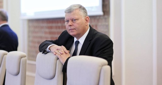 ​Szef gabinetu politycznego premiera Marek Suski uważa, że pensje nauczycieli nie są zbyt niskie. Stwierdził nawet, że w porównaniu do pensji poselskiej ta różnica jest "nieduża".