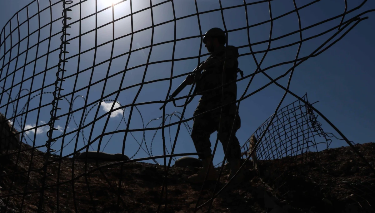 Założyciel ruchu talibów, mułła Omar, który rządził Afganistanem w latach 1996-2001, a po zamachach z 11 września 2001 roku był ścigany, mieszkał w pobliżu bazy USA w Afganistanie i nigdy nie ukrywał się w Pakistanie, jak podejrzewały władze amerykańskie.