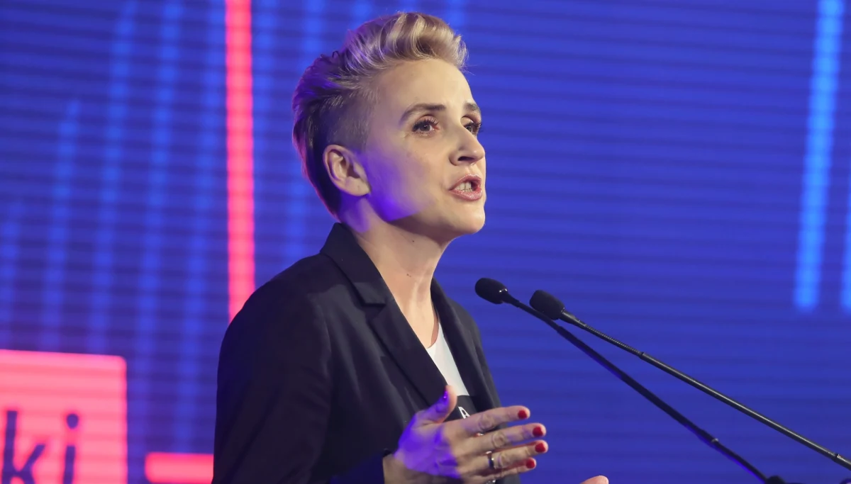 Wolę gwiazdę Roberta Biedronia (Wiosna) niż Grzegorza Schetynę (PO) - powiedziała w poniedziałek posłanka Teraz! Joanna Scheuring-Wielgus. Pytana o swój start w wyborach do Parlamentu Europejskiego zapowiedziała konferencję, która ma się odbyć ok. godz. 10 w Sejmie.