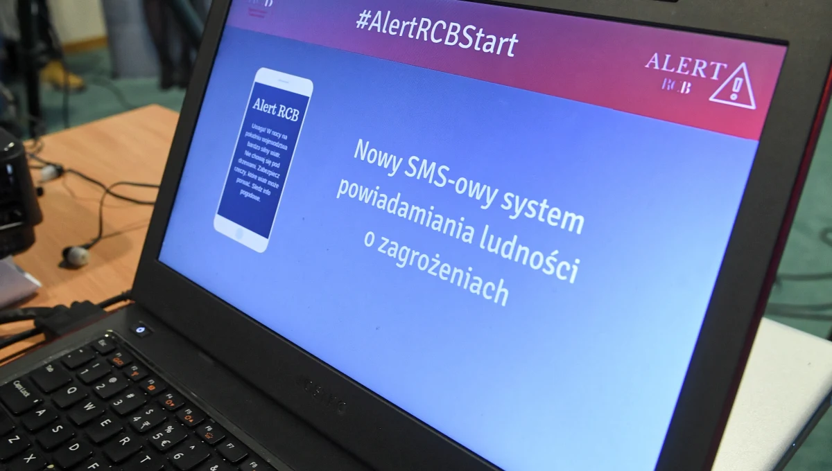 Dziura w rządowym SMS-owym systemie ostrzegania przed niebezpieczną pogodę. "Uwaga! Dziś wieczorem i w nocy bardzo silny wiatr, unikaj otwartych przestrzeni, zostań w domu jeśli możesz" - takie wiadomości miały być rozsyłane do mieszkańców 10 województw w ten weekend. Tysiące osób alarmują jednak, ze nigdy nie dostały takiego SMS-a.