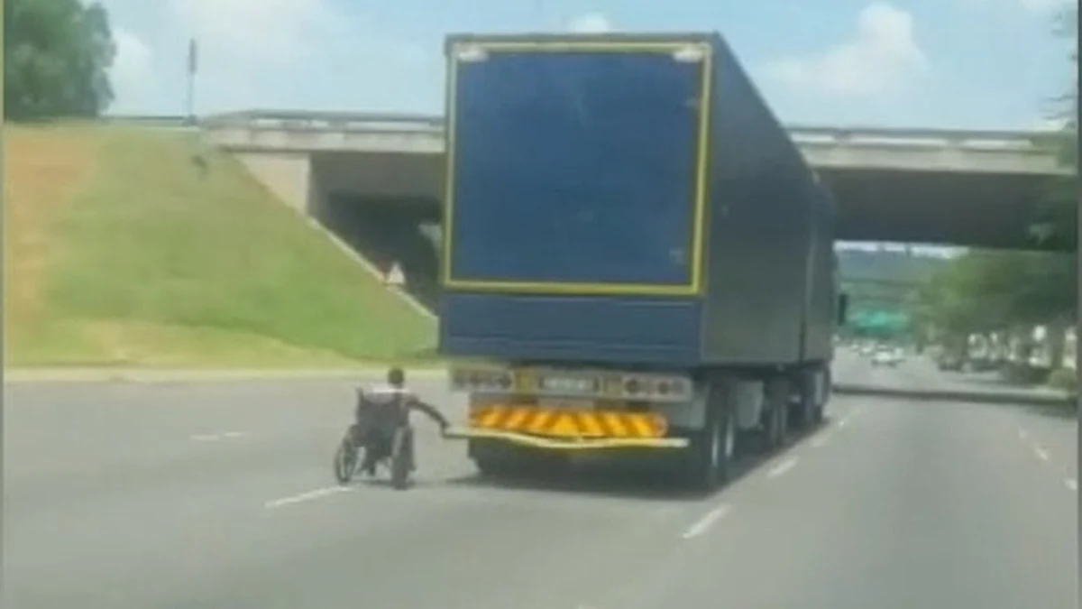 Kierowca w stolicy RPA, Pretorii, nagrał nietypową sytuację na autostradzie. Mężczyzna na wózku inwalidzkim jechał za ciężarówką trzymając się jej zderzaka. Po jakimś czasie puścił się i bez problemu opuścił drogę odpowiednim zjazdem.
