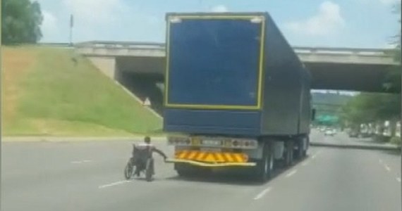Kierowca w stolicy RPA, Pretorii, nagrał nietypową sytuację na autostradzie. Mężczyzna na wózku inwalidzkim jechał za ciężarówką trzymając się jej zderzaka. Po jakimś czasie puścił się i bez problemu opuścił drogę odpowiednim zjazdem.