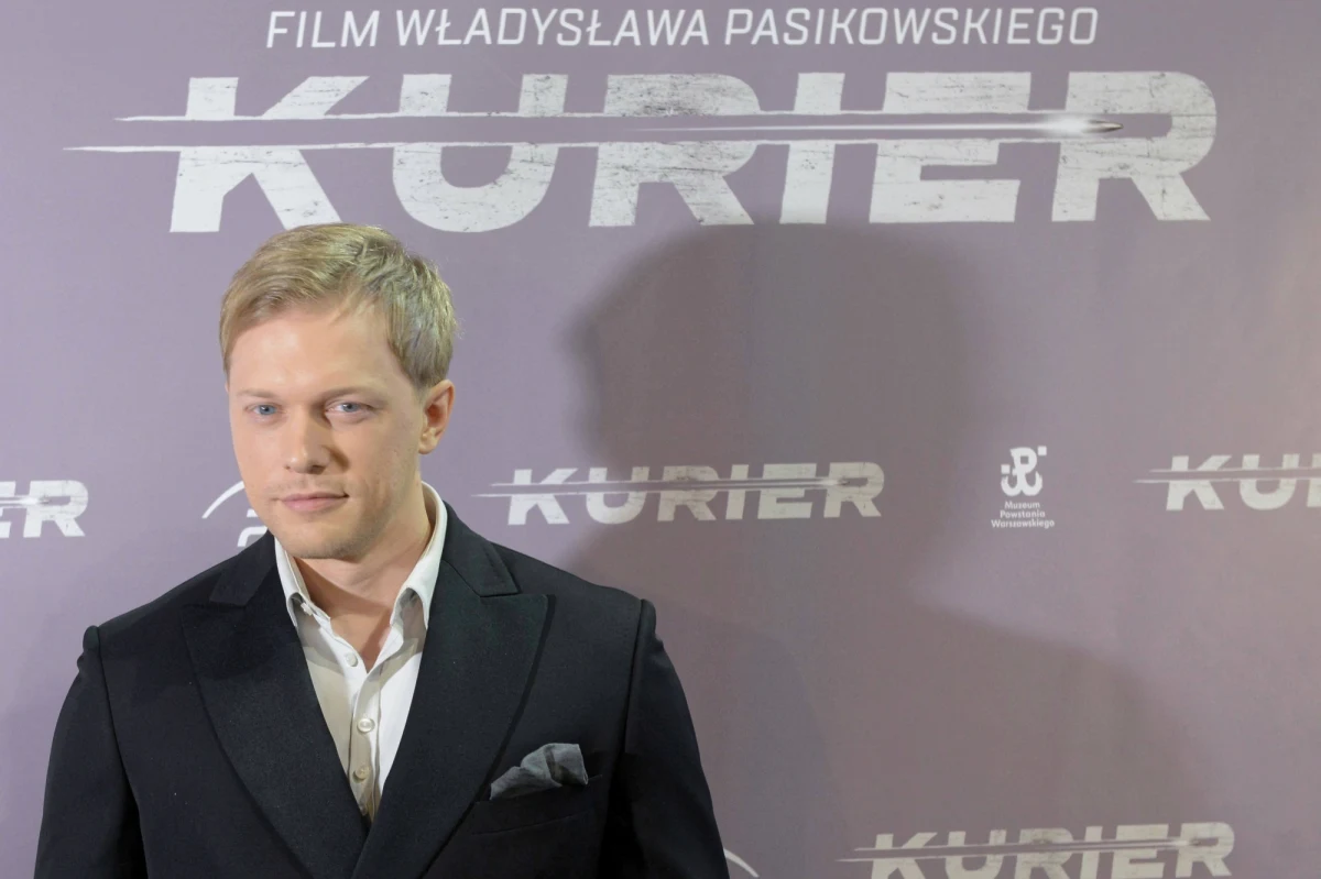 Wieczorem w Teatrze Wielkim Operze Narodowej w Warszawie uroczysta premiera filmu "Kurier", inspirowanego misją Jana Nowaka-Jeziorańskiego. Główną rolę gra urodzony we Francji i wychowany w Szwajcarii Philippe Tłokiński. Na planie miał m.in scenę skoku ze spadochronem. "Reżyser Władysław Pasikowski mówił mi, że cudownie upadam" - żartuje aktor w rozmowie z RMF FM.