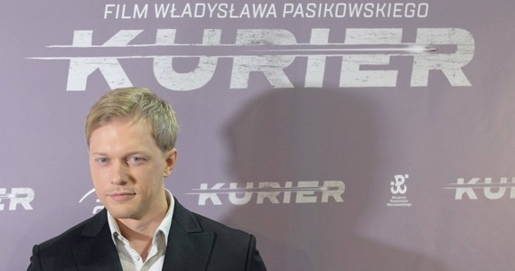 Wieczorem w Teatrze Wielkim Operze Narodowej w Warszawie uroczysta premiera filmu "Kurier", inspirowanego misją Jana Nowaka-Jeziorańskiego. Główną rolę gra urodzony we Francji i wychowany w Szwajcarii Philippe Tłokiński. Na planie miał m.in scenę skoku ze spadochronem. "Reżyser Władysław Pasikowski mówił mi, że cudownie upadam" - żartuje aktor w rozmowie z RMF FM.