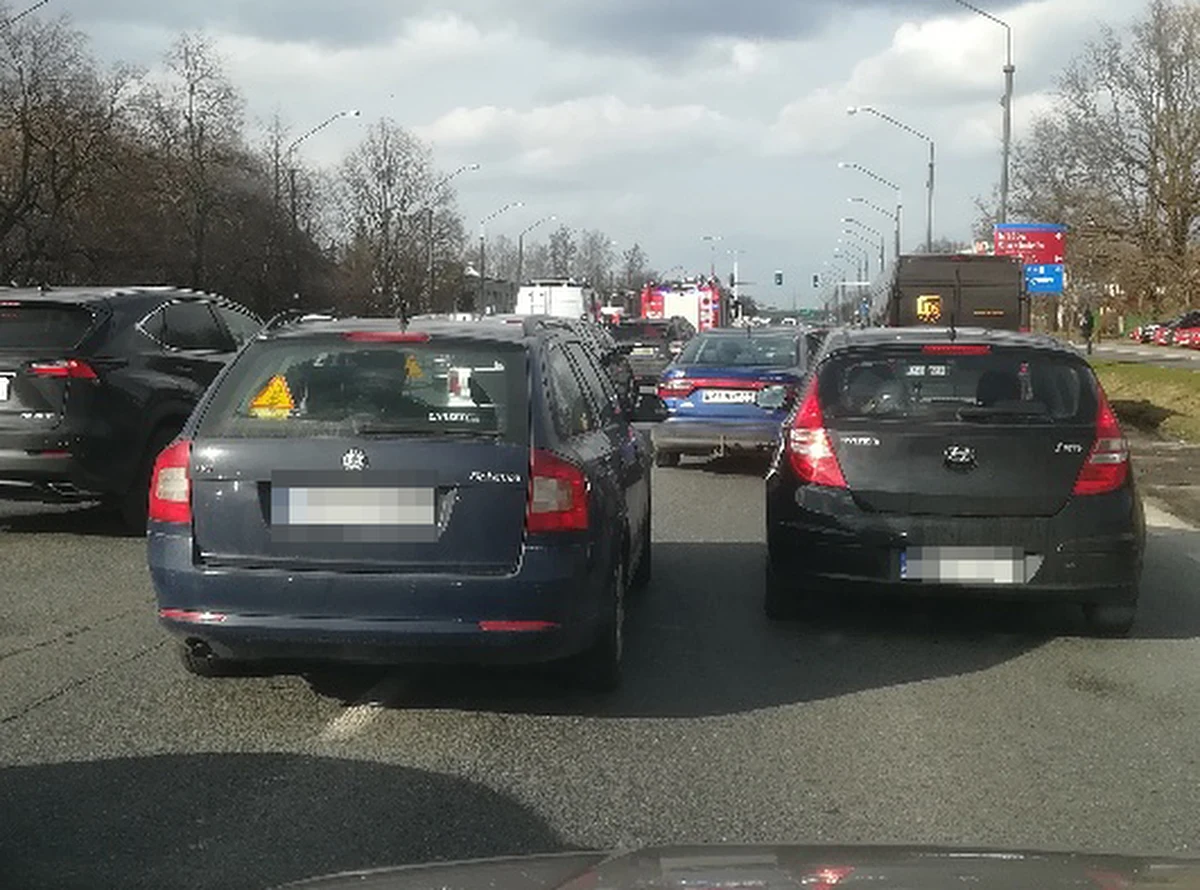 Trzy auta zderzyły się na ul. Puławskiej w Warszawie. Jedno dachowało. Zablokowane są dwa pasy ruchu w kierunku centrum. Kierowcy muszą liczyć się z utrudnieniami.
