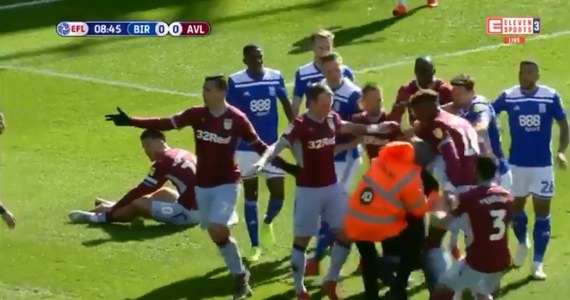 Mężczyzna, który podczas niedzielnego meczu derbowego drugiej ligi angielskiej pomiędzy Birmingham City i Aston Villa wbiegł na murawę i uderzył pięścią w twarz pomocnika Jacka Grealisha, został w poniedziałek skazany na 14 tygodni więzienia.