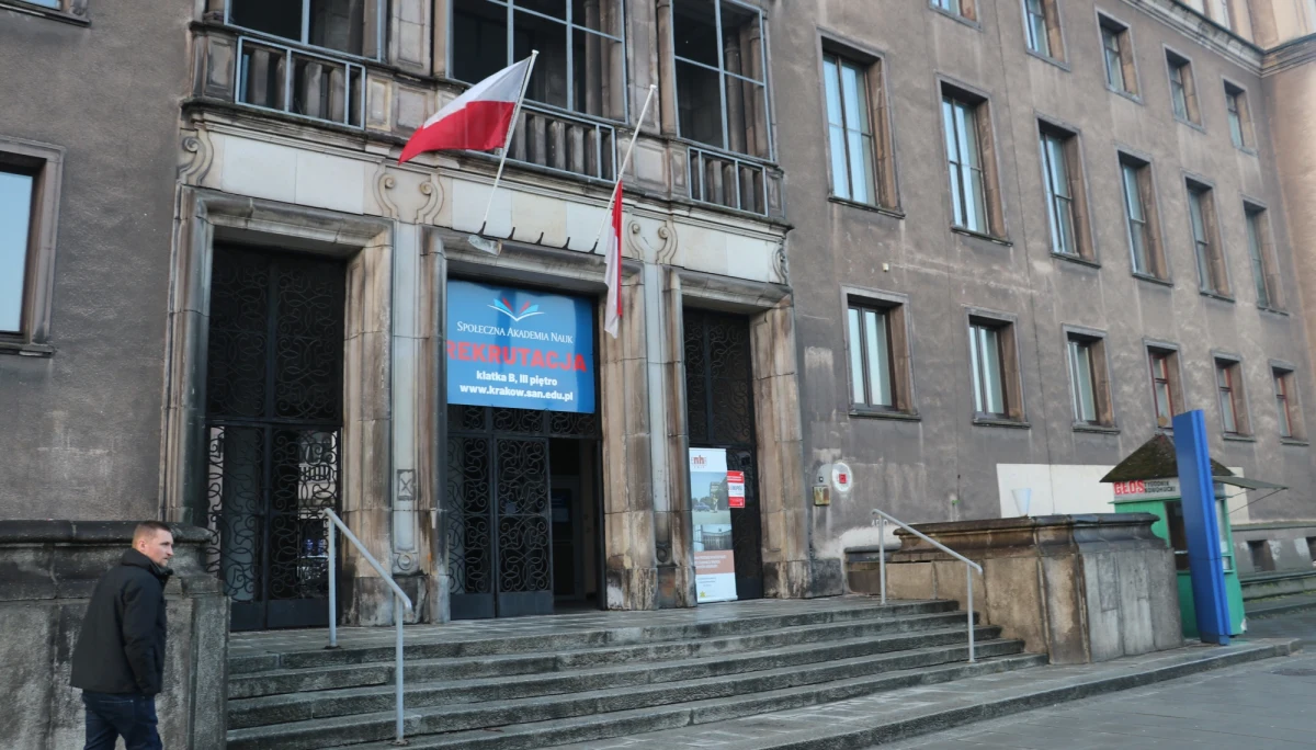 ​Trwa strajk okupacyjny w budynku małopolskiego kuratorium oświaty w Krakowie. Grupa nauczycieli ze związku zawodowego Solidarność od wczoraj przebywa w budynku. Domagają się spełnienia swoich postulatów. Mają do nich dołączyć także kolejni. "Okupujemy kuratorium, bo chcemy uniknąć bardziej drastycznych scenariuszy" - mówią o poranku naszemu reporterowi.