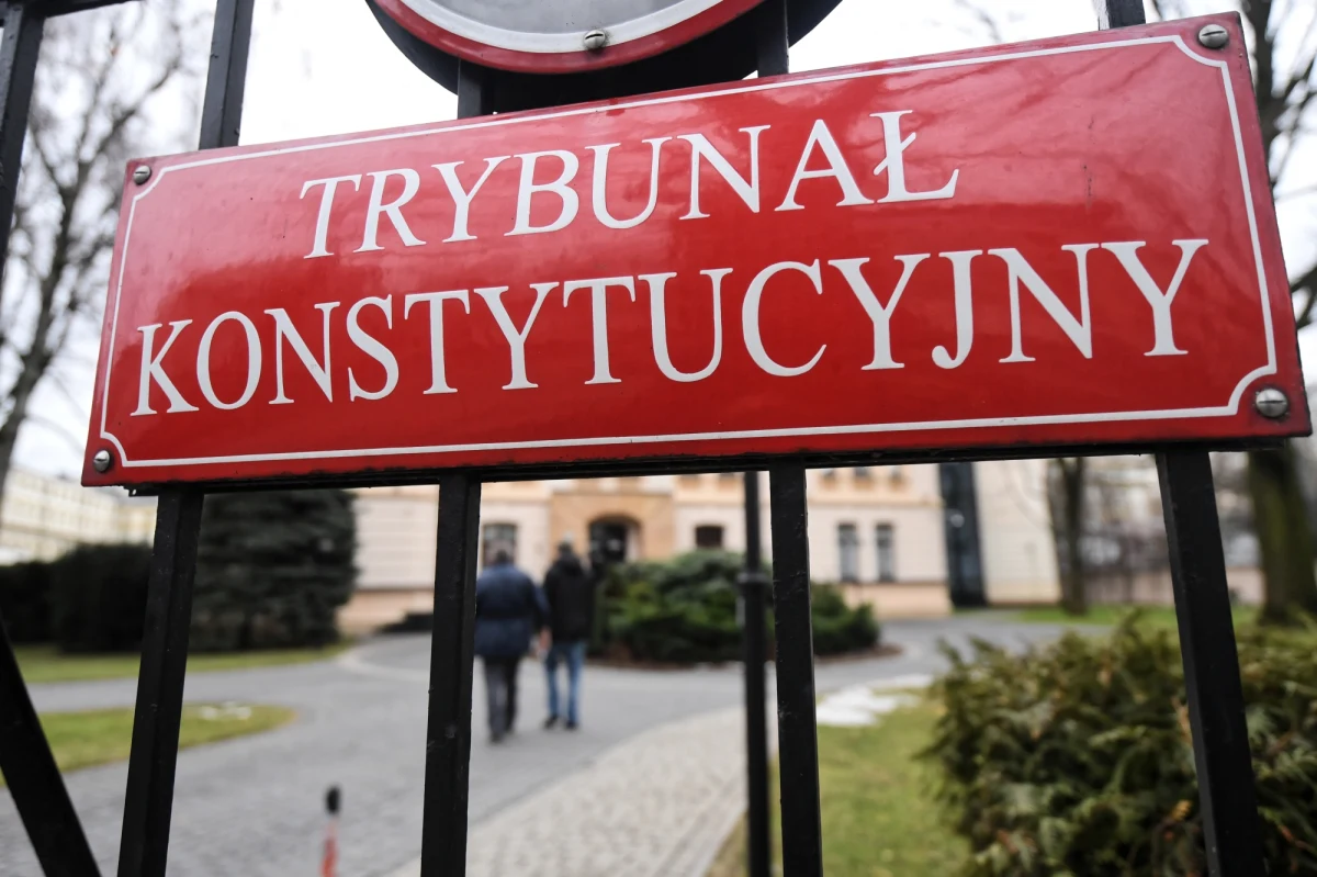 Pojutrze Trybunał Konstytucyjny ma po rozprawie niejawnej ogłosić wyrok w sprawie wyboru członków KRS przez Sejm. Z wnioskami w tej sprawie wystąpiły sama KRS i grupa senatorów. Wnioski zostały połączone do rozpatrzenia łącznie, w drugiej sprawie jednak nie dochowano terminów. To oznacza, że wydanie w nich wyroku będzie rażącym naruszeniem prawa.