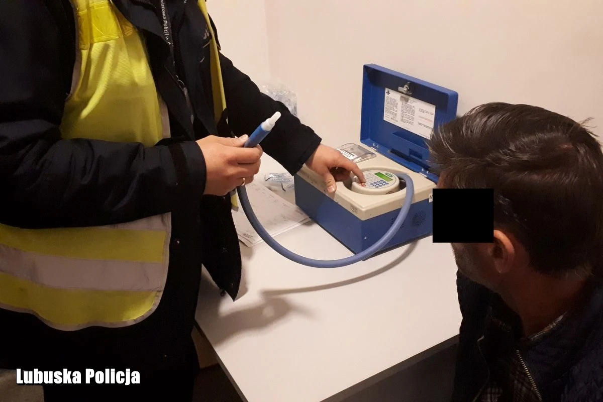 Ponad dwa promile alkoholu w organizmie miał 49-latek jadący drogą ekspresową S3 w okolicy Świebodzina (Lubuskie). Mężczyzna prowadził ciężarówkę z ładunkiem stali. 