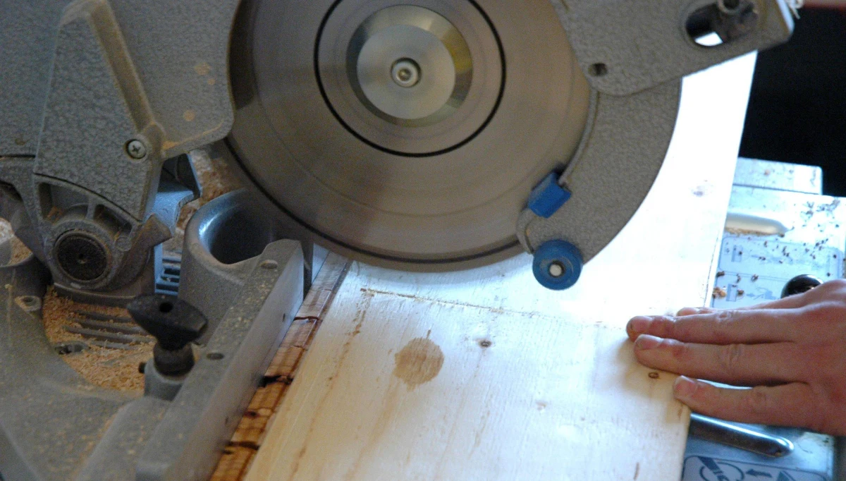 ​Kobieta w Słowenii została zatrzymana po tym, jak odcięła sobie rękę piłą tarczową, a następnie zgłosiła to jako wypadek. Chciała w ten sposób dostać potężne odszkodowanie.