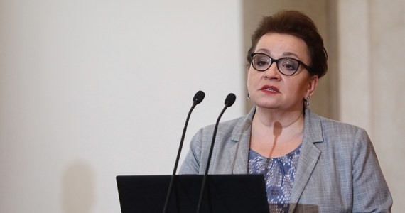 W Ministerstwie Edukacji Narodowej trwa spotkanie, w którym uczestniczy minister edukacji narodowej Anna Zalewska i przewodniczący Sekcji Krajowej Oświaty i Wychowania NSZZ "Solidarność" Ryszard Proksa - poinformowała rzeczniczka prasowa oświatowej "S" Olga Zielińska. Tymczasem w Katowicach trwa pikieta wspierająca nauczycieli z Krakowa, którzy okupują małopolskie kuratorium.