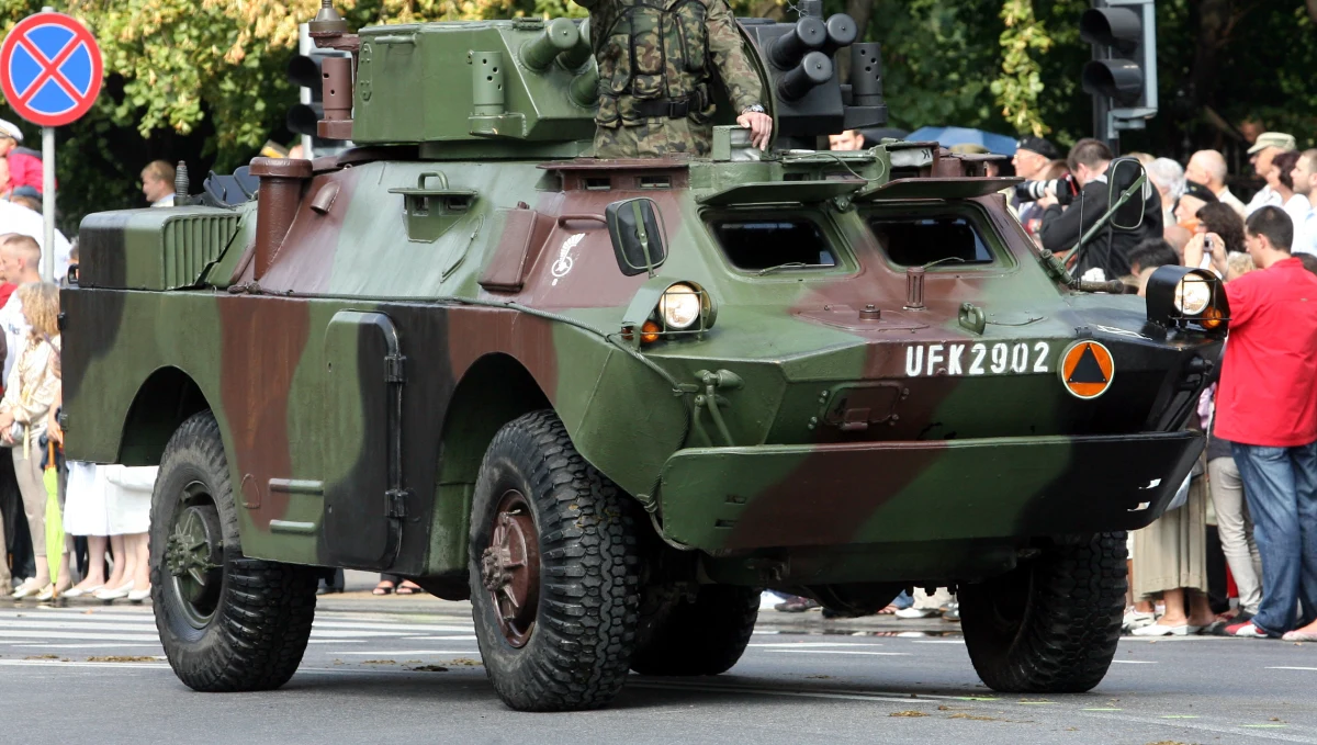 Na drodze krajowej nr. 63 w Gaudynkach w województwie warmińsko-mazurskim samochód wojskowy wpadł do rowu. Nie ma już problemów z przejazdem.