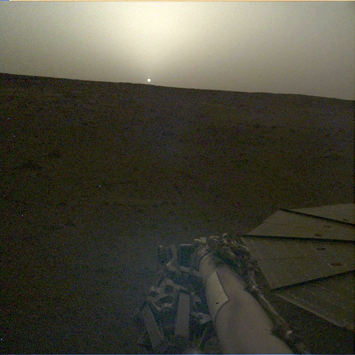 Polski Kret ma na Marsie dwutygodniowe ferie, naukowcy i inzynierowie NASA i Niemieckiej Agencji Kosmicznej (DLR) - wręcz przeciwnie. Trwają ożywione debaty na temat przyczyn zablokowania się penetratora sondy kosmicznej InSight, który po blisko 10 tysiącach uderzeń zagębił się w marsjański grunt nie więcej, niż 30 centymetrów. Pierwsze opinie wskazywały, że po ominieciu jednego kamienia Kret utknął na kolejnym. Teraz nie wyklucza się, że mógł zakleszczyć się w prowadnicy stelaża sondy termicznej HP3.