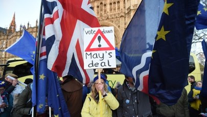 Ważą się losy brexitu. May ostrzega posłów