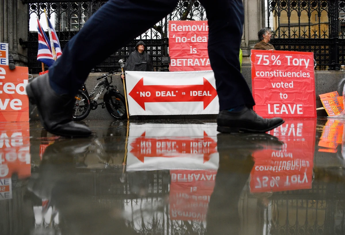 „Prawdopodobieństwo bezumownego brexitu wzrasta. Polska jest dobrze przygotowana na to, żeby ograniczać koszty dla gospodarki i firm - ale taki scenariusz będzie dotkliwy także dla całej Unii" – napisał wiceszef MSZ Konrad Szymański w przesłanym naszej dziennikarce oświadczeniu w związku z odrzuceniem umowy brexitowej przez Izbę Gmin. 