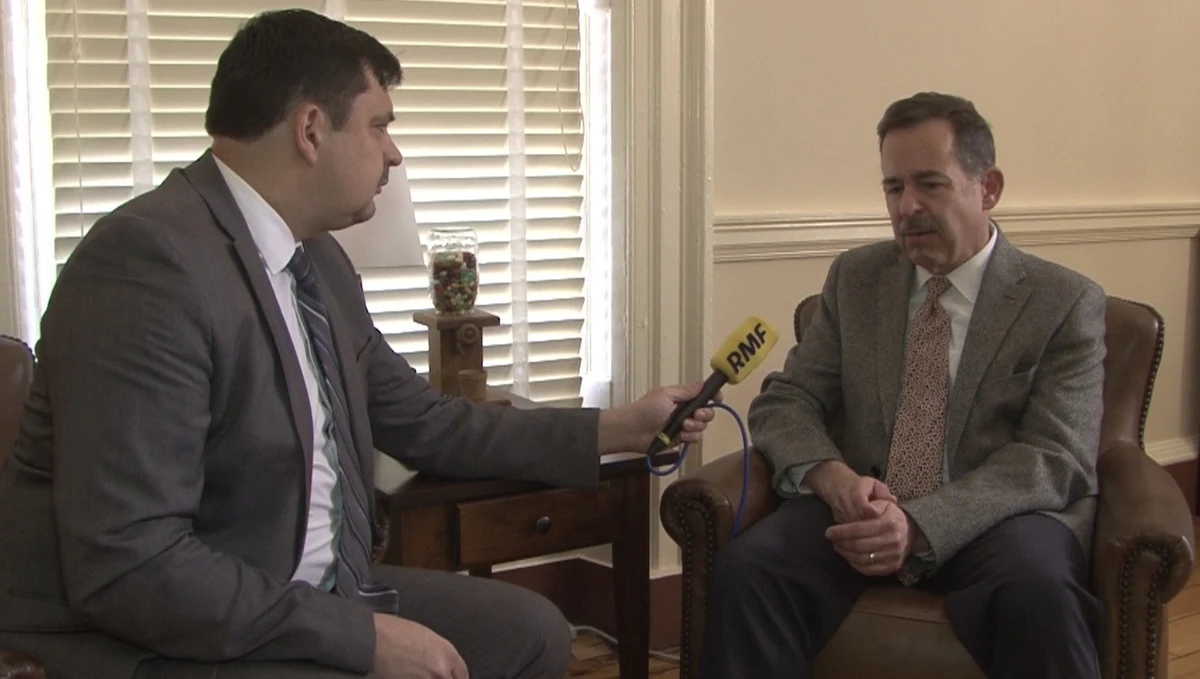 Fort Trump bez dużego poparcia w Waszyngtonie? Były ambasador USA w Polsce Stephen Mull twierdzi, że politycy w stolicy Stanów Zjednoczonych ostrożnie podchodzą do budowy bazy sił USA w Polsce. Z wieloletnim pracownikiem Departamentu Stanu USA, który w tej chwili jest ekspertem od spraw międzynarodowych na Uniwersytecie stanu Wirginia rozmawiał nasz amerykański korespondent Paweł Żuchowski. 