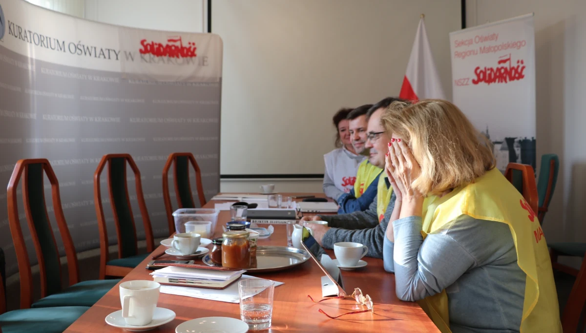 ​Trzeci dzień protestu okupacyjnego w budynku małopolskiego kuratorium oświaty. Protestuje tam teraz 13 osób. Wieczorem do nauczycieli dołączyć szef oświatowej Solidarności.