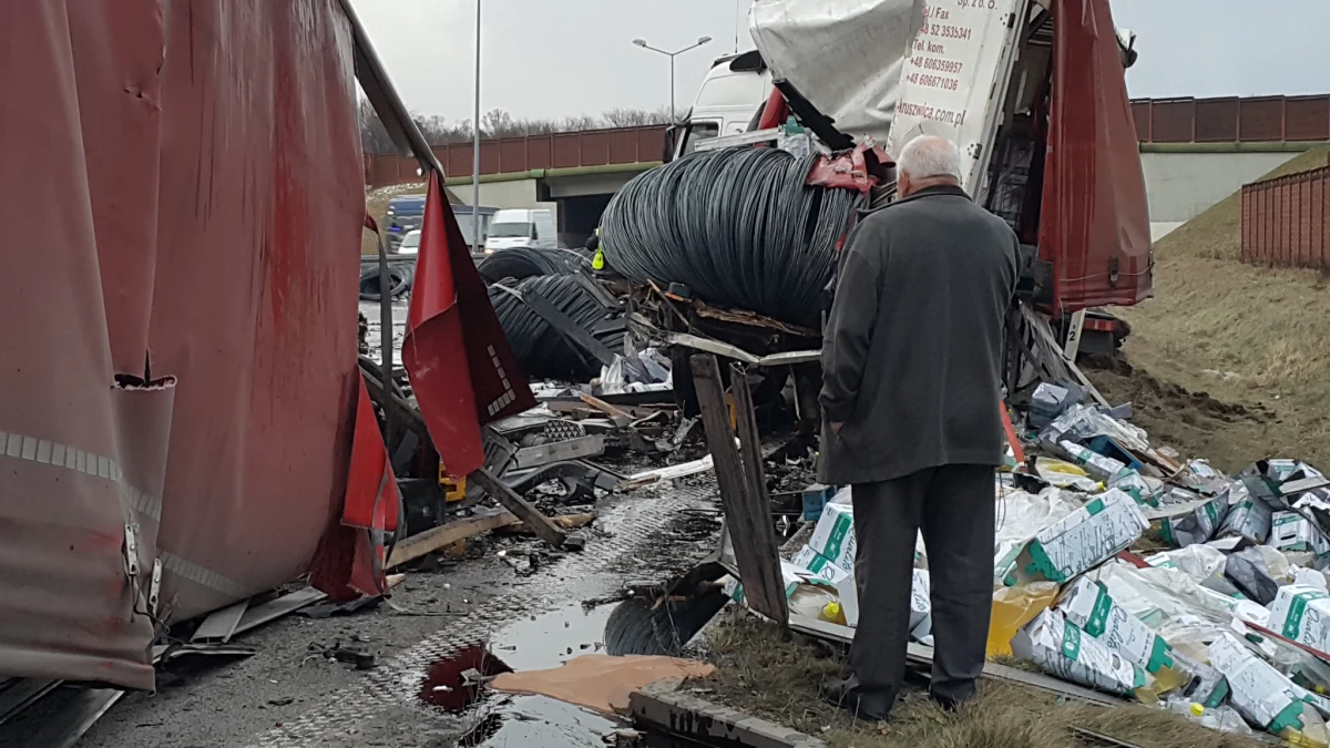 ​Poważny wypadek na autostradzie A1 na wysokości Knurowa w Śląskiem. Zderzyły się tam dwa samochody ciężarowe.
