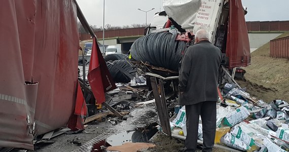 ​Poważny wypadek na autostradzie A1 na wysokości Knurowa w Śląskiem. Zderzyły się tam dwa samochody ciężarowe.