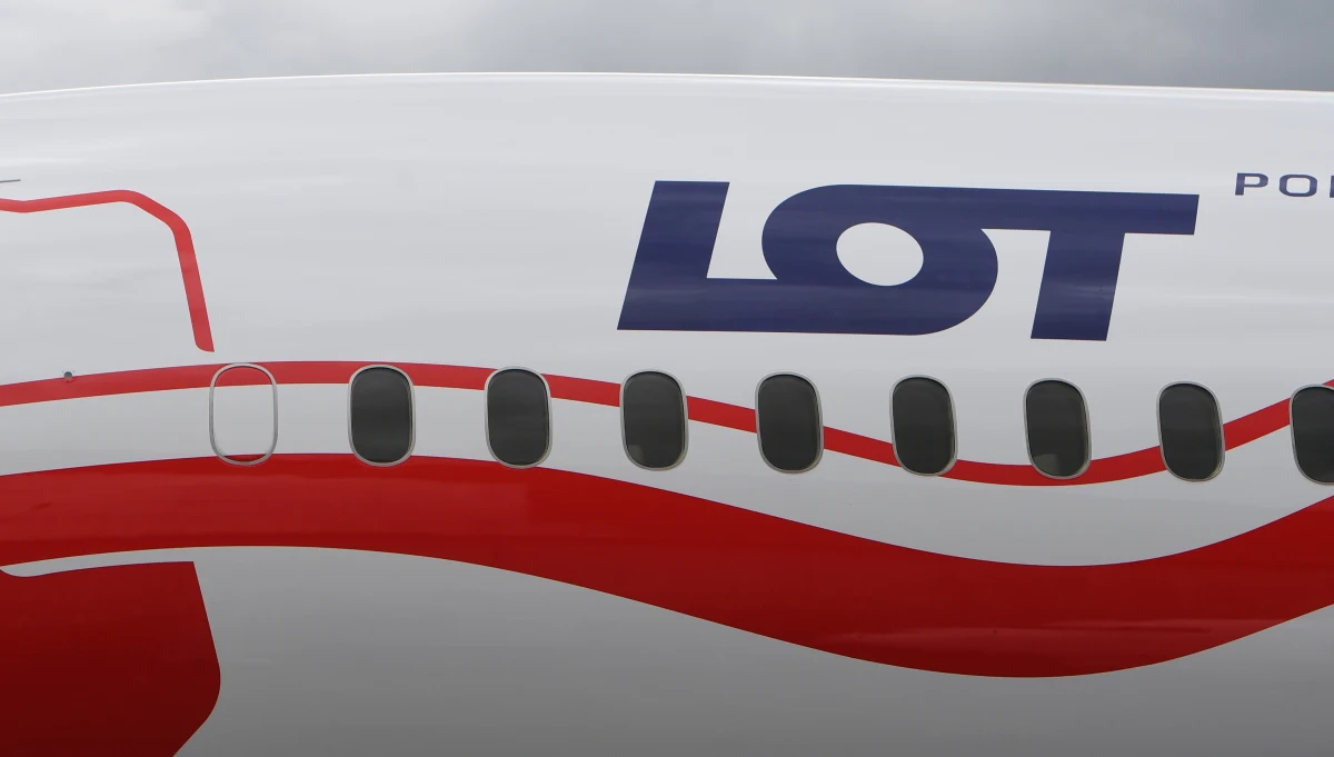 ​Cztery rejsy Polskich Linii Lotniczych LOT z lotniska Chopina w Warszawie  zostały dziś odwołane, ale tylko jeden z nich to skutek czasowego wycofania Boeingów 737 MAX, po katastrofie w Etiopii. Kolejne kraje - w tym Polska - zawieszają połączenia tymi maszynami i zamykają dla nich przestrzeń powietrzna.