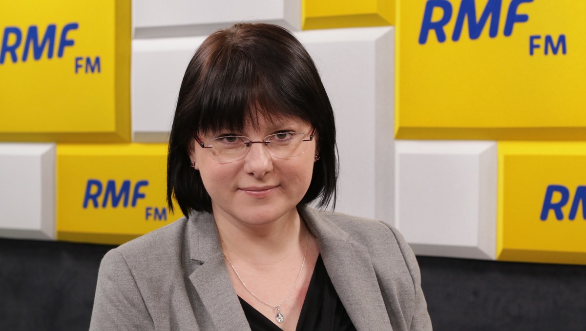"Jarosław Kaczyński jest szarmanckim człowiekiem, niezwykle kulturalnym starszym panem, a prawda jest taka, że to on blokuje ochronę życia w Polsce, ulega lobby aborcyjnemu, ulega lobby LGBT" - mówi w Porannej rozmowie w RMF FM Kaja Godek. Działaczka pro-life, startująca w wyborach do Parlamentu Europejskiego z prawicowej Konfederacji KORWiN - Braun - Liroy - Narodowcy, unikała odpowiedzi na pytanie Roberta Mazurka, dotyczące słów Janusza Korwin-Mikkego obrażających uczniów niepełnosprawnych. "Nie interesują mnie wypowiedzi sprzed jakiegoś czasu" - stwierdziła jedynie Godek. Nie chciała też komentować słów Roberta Winnickiego, który chwalił narodowców krzyczących w Białymstoku, że "na drzewach będą wisieć syjoniści". Uniknęła też skomentowania wypowiedzi Piotra Marca "Liroya", który zapowiadał, że chciałby nakręcić film pornograficzny. "Wchodząc do koalicji, stawiałam sprawę jasno, po co tam wchodzę" - skomentowała Godek.