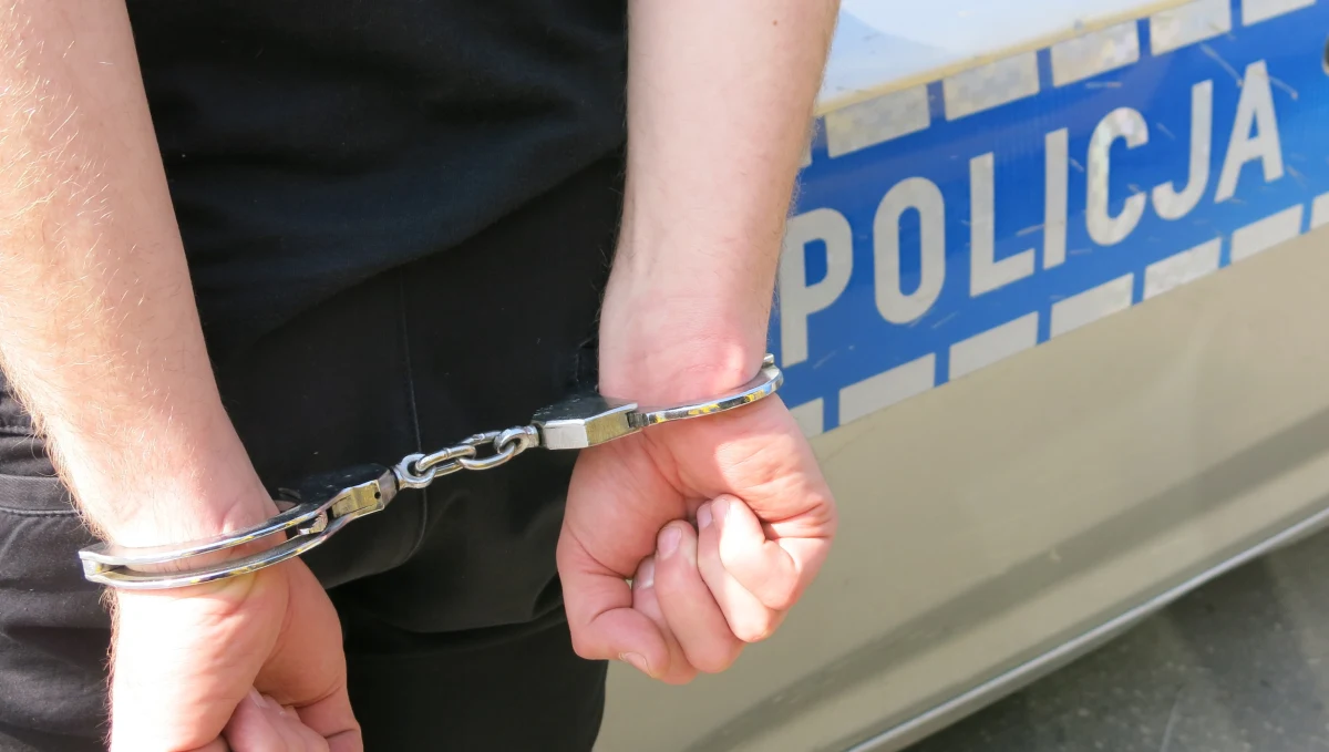 Kradł, bo miał długi u szkolnych kolegów. Tak tłumaczył się 17-latek z gminy Tarnówka w Wielkopolsce. Chłopak okradał własną matkę. Zabrał jej biżuterię - w tym złote obrączki, krzyżyk i zegarek.