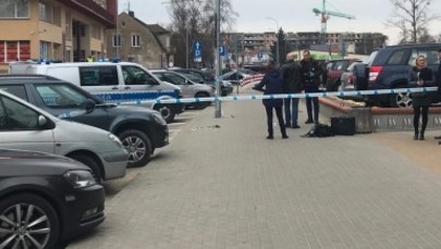 Białystok: Atak z użyciem noża przed komendą policji. Dwie osoby ranne