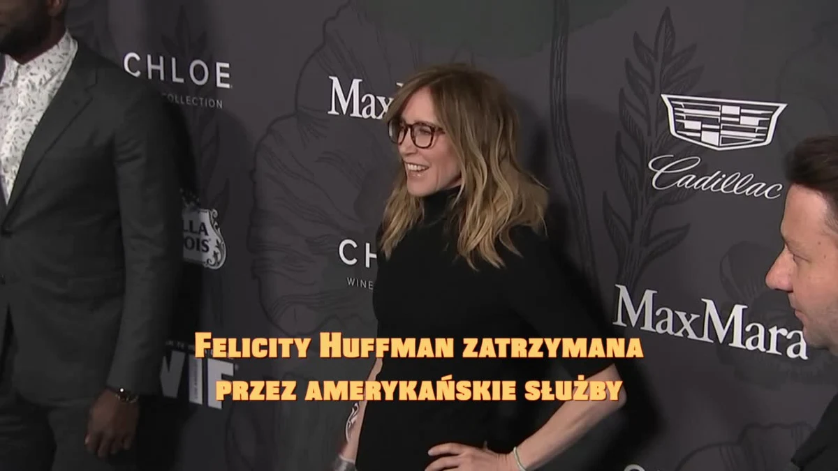 Felicity Huffman została zatrzymana przez amerykańskie służby. Aktorka jest zamieszana w aferę łapówkarską. Znani i zamożni rodzice płacili duże pieniądze za przyjęcie ich dzieci na uczelnie wyższe, jak np. Yale czy Georgetown. Za 15 tys. dolarów córka Huffman dostała 2 razy więcej czasu na testach SAT. Ponadto osoba sprawdzająca miała dyskretnie korygować błędne odpowiedzi dziewczyny. Huffman została wypuszczona z więzienia po wpłaceniu 250 tys. dolarów kaucji. W całą sprawę zamieszana jest także m.in. Lori Loughlin z serialu „Pełna chata”.