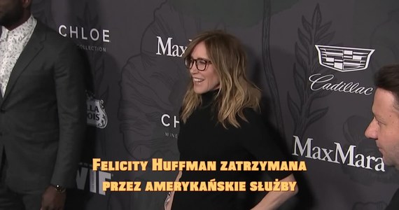 Felicity Huffman została zatrzymana przez amerykańskie służby. Aktorka jest zamieszana w aferę łapówkarską. Znani i zamożni rodzice płacili duże pieniądze za przyjęcie ich dzieci na uczelnie wyższe, jak np. Yale czy Georgetown. Za 15 tys. dolarów córka Huffman dostała 2 razy więcej czasu na testach SAT. Ponadto osoba sprawdzająca miała dyskretnie korygować błędne odpowiedzi dziewczyny. Huffman została wypuszczona z więzienia po wpłaceniu 250 tys. dolarów kaucji. W całą sprawę zamieszana jest także m.in. Lori Loughlin z serialu „Pełna chata”.