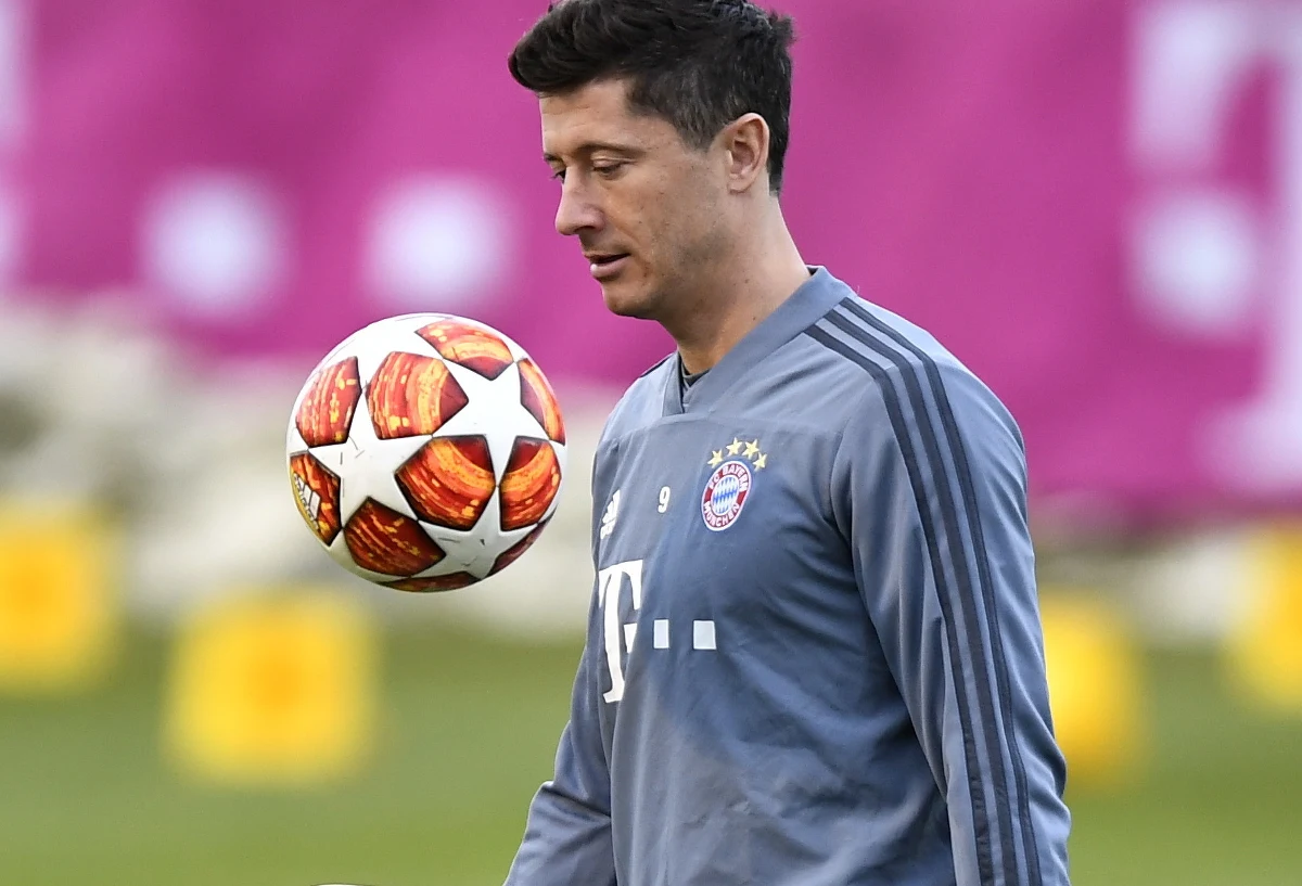 Robert Lewandowski w wywiadzie dla niemieckiego magazynu "Sport-Bild" wyraził przekonanie, że najładniejsza i najważniejsza bramka w jego karierze dopiero przed nim. "Jestem tego pewien" - podkreślił piłkarz Bayernu Monachium.