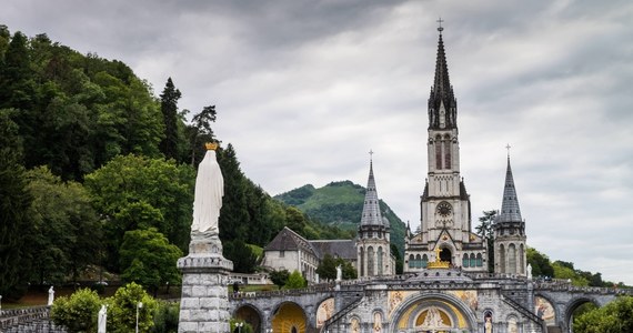 Pamiątki z Sanktuarium Matki Bożej w Lourdes mogą stać się dla pielgrzymów z całego świata luksusem - tak francuskie media komentują kontrowersyjną decyzję władz miasta. Handlarze dotąd wynajmowali stragany – teraz będą musieli je kupić za astronomiczne sumy. W związku z tym ceny pamiątek prawdopodobnie nagle wzrosną.