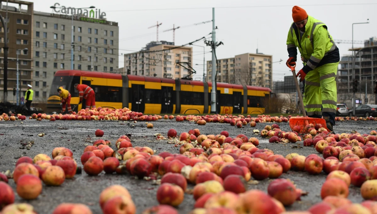 8 osób zatrzymali policjanci po porannym rolniczym proteście na Placu Zawiszy w Warszawie. Uczestnicy akcji rozsypali na jezdnię jabłka, zapalili także słomę i opony.
