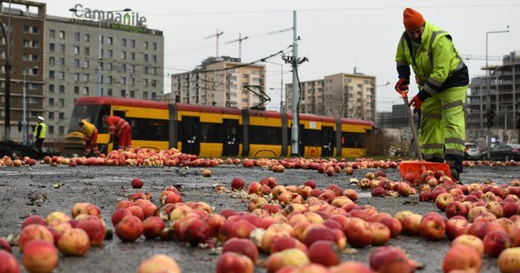 8 osób zatrzymali policjanci po porannym rolniczym proteście na Placu Zawiszy w Warszawie. Uczestnicy akcji rozsypali na jezdnię jabłka, zapalili także słomę i opony.