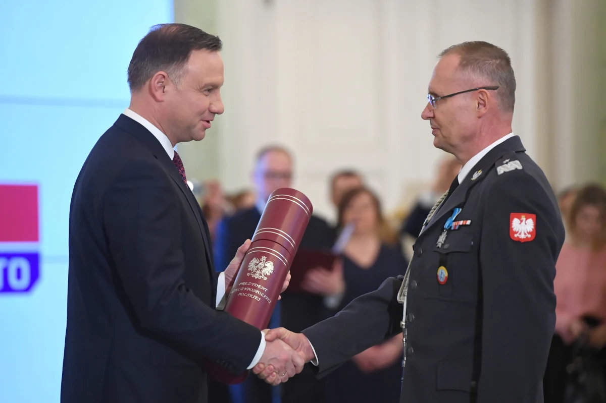 Prezydent Andrzej Duda wręczył pięć nominacji na pierwszy stopień generalski lub admiralski w wojsku. Wśród awansowanych jest m.in. pełnomocnik ds. utworzenia wojsk obrony cybernetycznej płk Karol Molenda. Uroczystość odbyła się w ramach obchodów 20. rocznicy wstąpienia Polski do NATO.