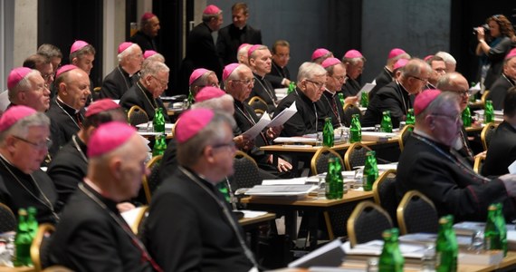 Biskupi przypominają, że zgodnie z konstytucją RP każdy ma prawo żądać ochrony dziecka przed demoralizacją. Dlatego apelują o wycofanie budzących wątpliwości rozwiązań w tzw. karcie LGBT – napisali biskupi uczestniczący w 382. Zebraniu Plenarnym KEP w Warszawie.