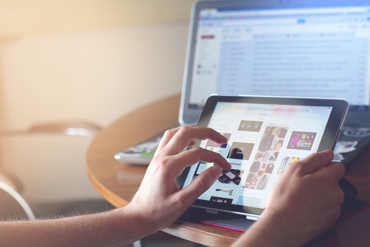 Planujesz zakupy przez internet? Bądź ostrożny, bo pojawiła się nowa metoda oszustwa. Wzrost liczby sygnałów o nieuczciwych e-sprzedawcach od początku roku zarejestrowały Federacja Konsumentów oraz Urząd Ochrony Konkurencji i Konsumentów. Chodzi o sytuację, w której po wpłaceniu pieniędzy klient nie dostał zamówionego towaru, a e-sklep zniknął z sieci.